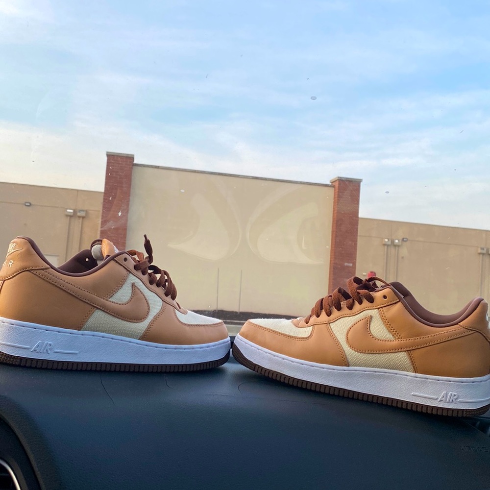 A pair of nike air focres